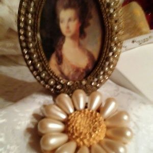 Petals brooch